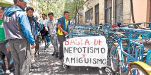 Los manifestantes se concentraron frente al Palacio Municipal para pedir una audiencia al Alcalde. Foto: John Guevara / El Tel&eacute;grafo 