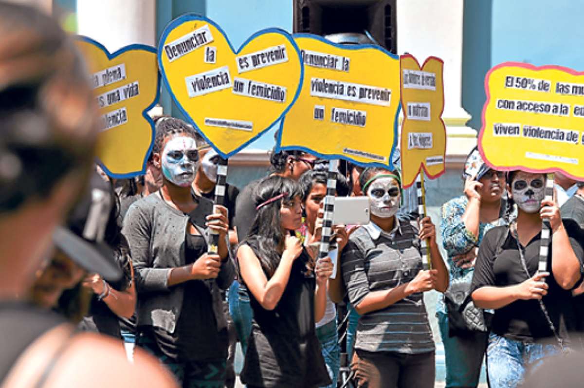 Grupos de mujeres se reunieron en la Plaza San Francisco, de Guayaquil, para defender sus derechos y entregar mensajes de no quedarse calladas. FOTO: CARINA ACOSTA.