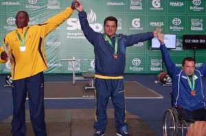 Jos&eacute; Mari&ntilde;o (c) durante la premiaci&oacute;n de la categor&iacute;a de los 88 kilogramos de levantamiento de pesas, en el Estadio Nacional de Chile. Foto: Cortesia | Ministerio del Deporte