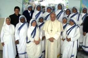 El Papa se tom&oacute; una foto con las Hermanas de la Misericordia de Calcuta en el Ancianato en Tumbaco. 