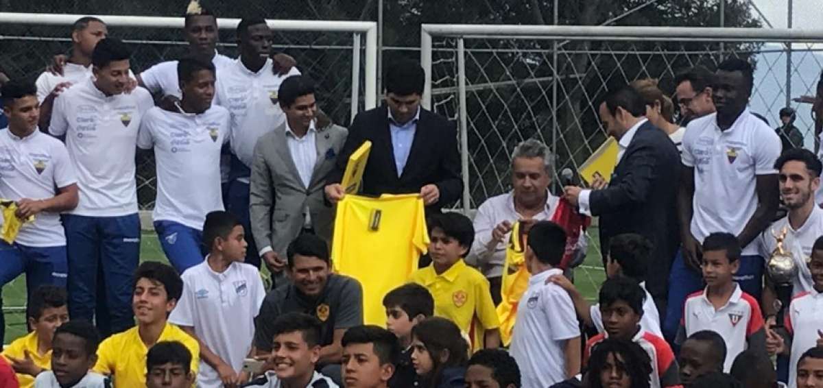 El presidente Len&iacute;n Moreno recibi&oacute; una camiseta de la selecci&oacute;n ecuatoriana, autografiada por los jugadores Sub 20.