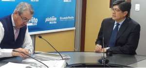 El canciller ecuatoriano Jos&eacute; Valencia durante una entrevista radial este 30 de julio en Quito.