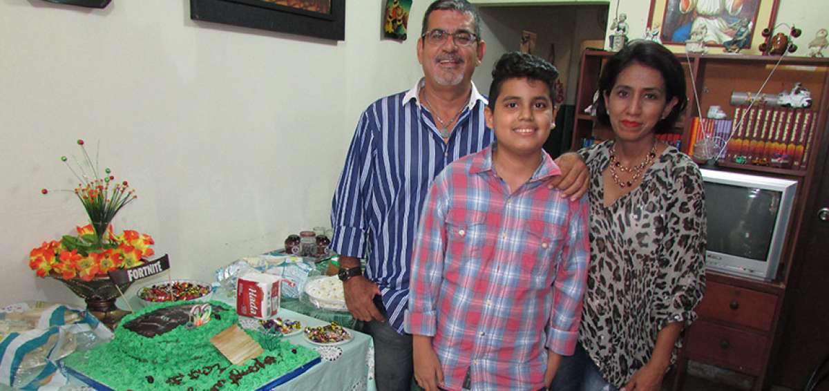 En su casa de La Atarazana, Jaimito y sus padres celebraron el onom&aacute;stico. El ni&ntilde;o est&aacute; haciendo cosas que antes no pod&iacute;a, como jugar f&uacute;tbol.