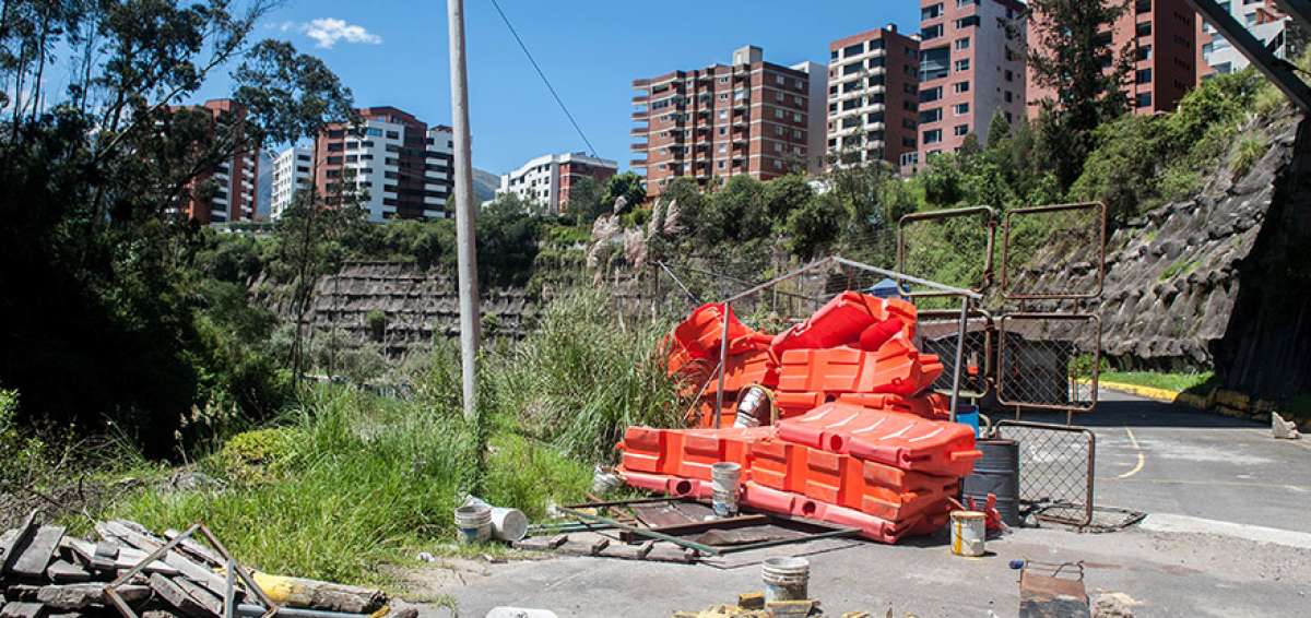 La construcci&oacute;n del acceso paralelo al t&uacute;nel Guayasam&iacute;n est&aacute; paralizada mientras se reconsidera el proyecto.