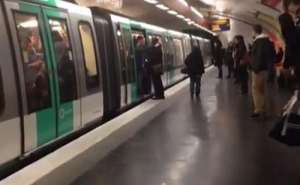 En Par&iacute;s, un grupo de aficionados del Chelsea impidi&oacute; con empujones que un ciudadano negro pudiese entrar en el metro. 