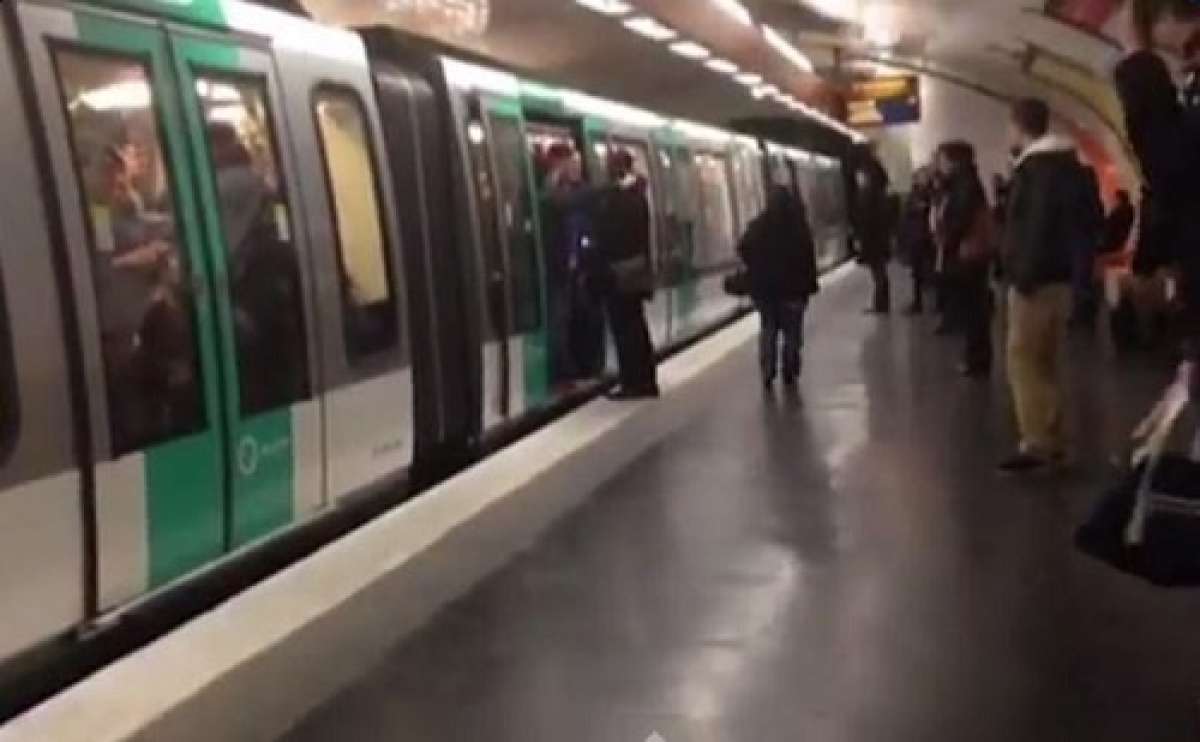 En Par&iacute;s, un grupo de aficionados del Chelsea impidi&oacute; con empujones que un ciudadano negro pudiese entrar en el metro. 