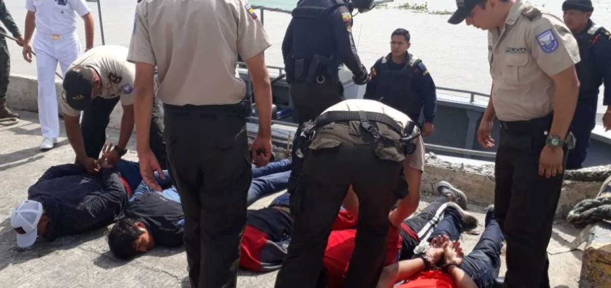 Las autoridades trasladaron a los sospechosos de robo en alta mar.