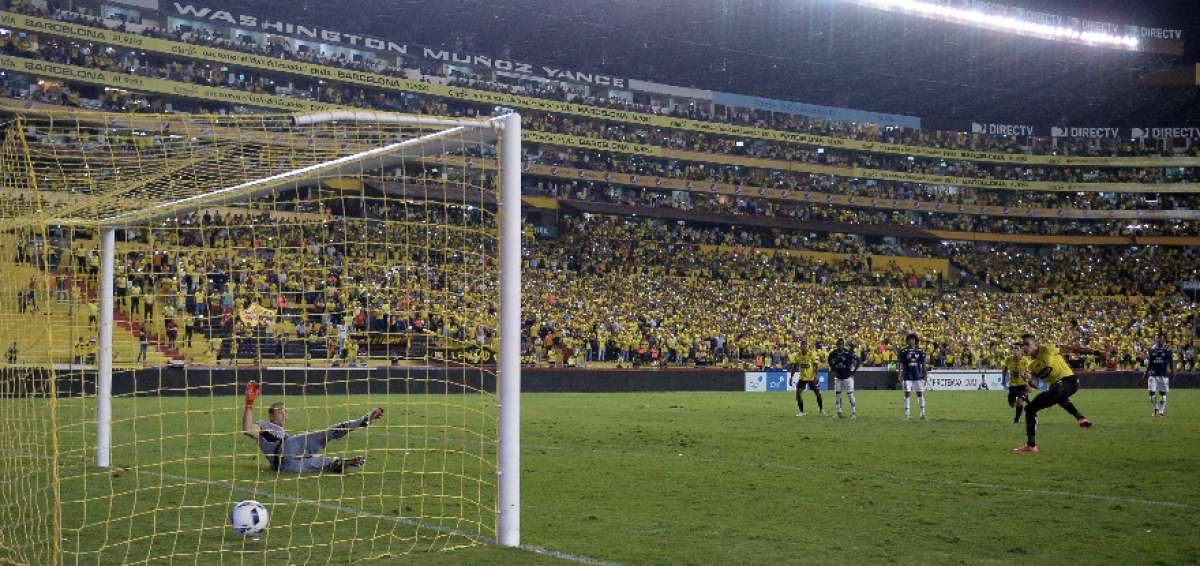 Instantes en que el delantero Jonathan &Aacute;lvez convierte el gol de penal en el Monumental