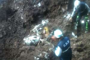  Personal policial levant&oacute; un cerco en la ruta para evitar que conductores y caminantes se acerquen a la zona de peligro. Foto: tomada del Twitter @PoliciaEcuador