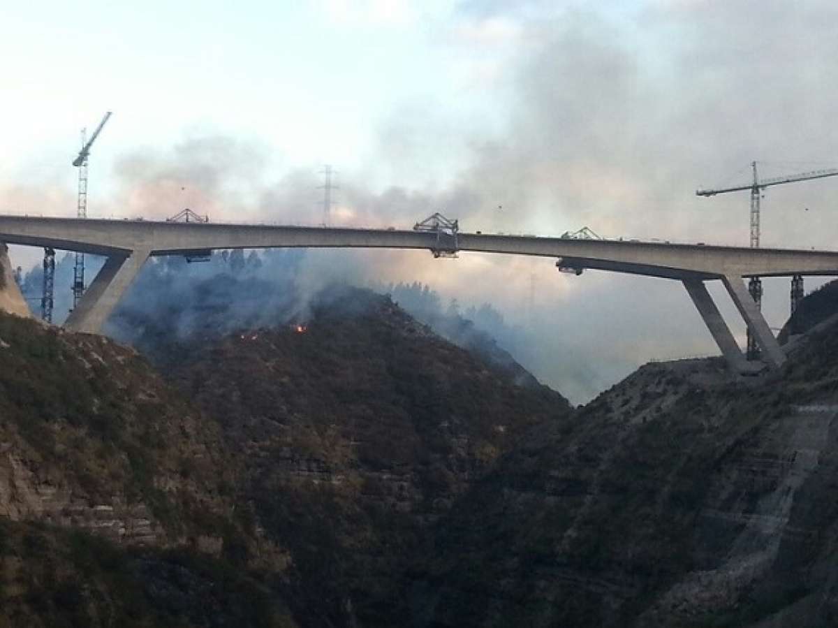 El incendio se produjo en los alrededores del nuevo puente del R&iacute;o Chiche. Foto: Marco Salgado/ EL TEL&Eacute;GRAFO