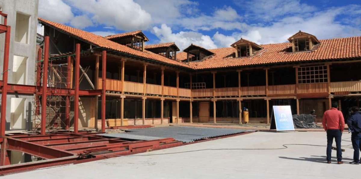 El Portal Artesanal de Cuenca cuenta con parqueo subterr&aacute;neo, una plaza p&uacute;blica y una galer&iacute;a. 