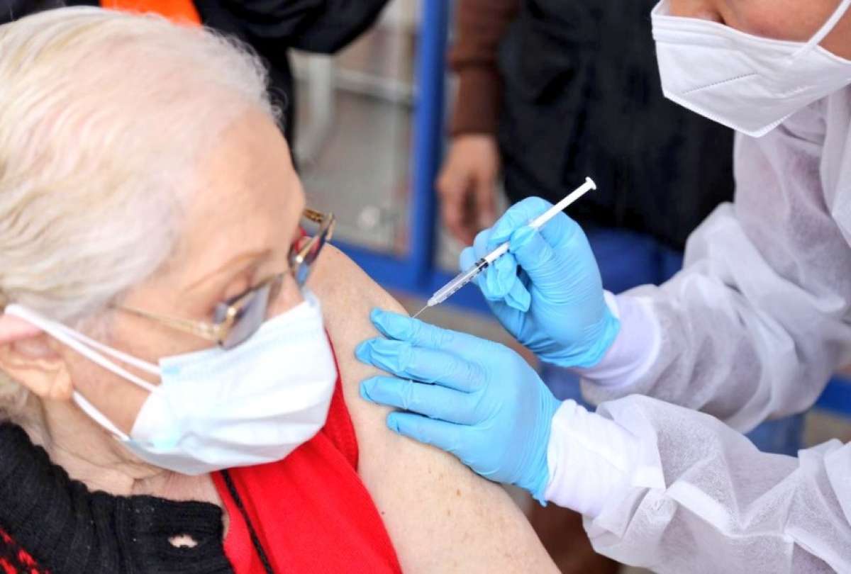 Ministerio de Salud establece un plazo de 60 a 84 d&iacute;as para segunda dosis de Astrazeneca