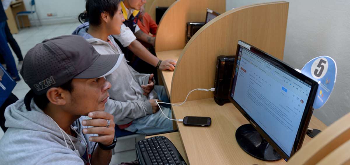 Los estudiantes que desean cursar su carrera superior en la modalidad virtual podr&aacute;n utilizar los 854 infocentros que existen en el territorio nacional.