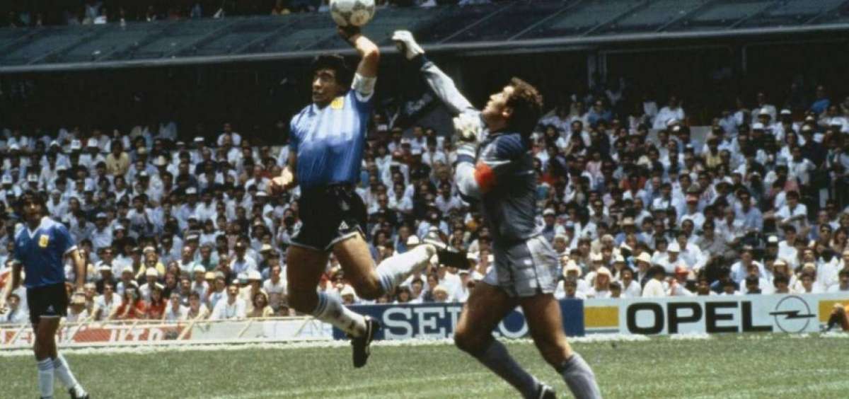 El fot&oacute;grafo mexicano Alejandro Ojeda Carbajal inmortaliz&oacute; este momento en una imagen en la que se ve claramente el golpe con la mano. Maradona dijo que fue como robarle la billetera a los ingleses.