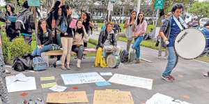 En mayo de 2014, los j&oacute;venes de la PUCE fueron los primeros en protestar por los cobros exagerados. Archivo / El Tel&eacute;grafo
