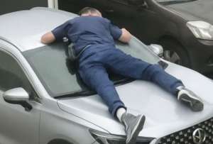 Hombre se aferró al capó de un vehículo para evitar su robo en Quito. 