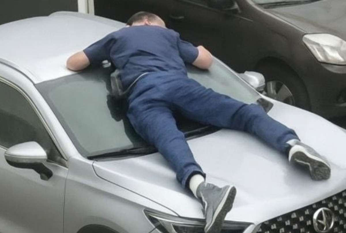 Hombre se aferró al capó de un vehículo para evitar su robo en Quito. 