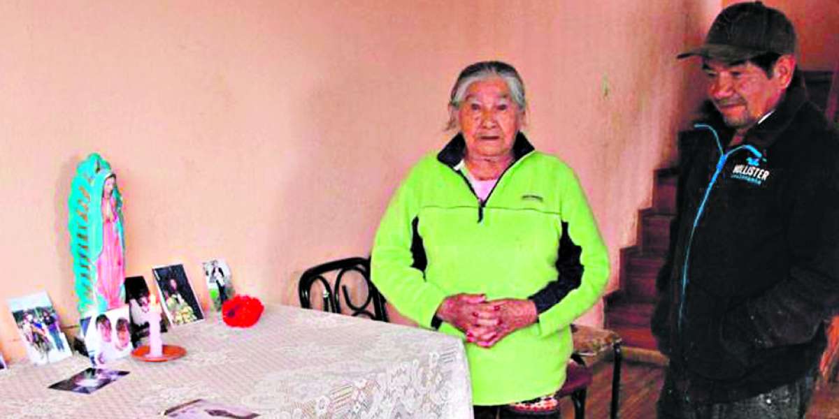 Mar&iacute;a Gordillo y Fausto Pun&iacute;n, abuela y t&iacute;o de Maritza, levantaron un peque&ntilde;o santuario en honor a la joven.