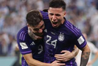 Julián Álvarez y Enzo Fernández se abrazan, tras el segundo tanto de Argentina. 