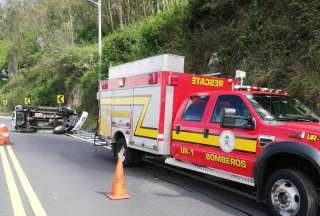 El Cuerpo de Bomberos reportó una colisión entre dos vehículos a la altura del túnel Guayasamí.