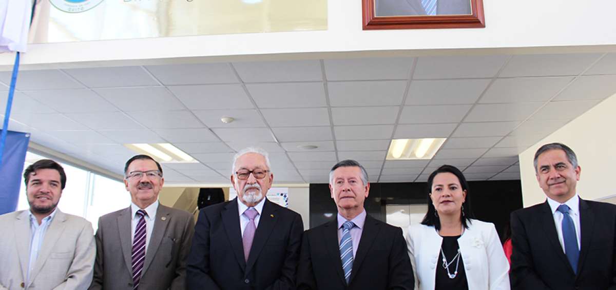 Una placa con el nombre del Dr. Rodrigo Fierro fue colocada en el Instituto de Investigaci&oacute;n de Biomedicina, en en el hospital docente de Calder&oacute;n de la UCE.