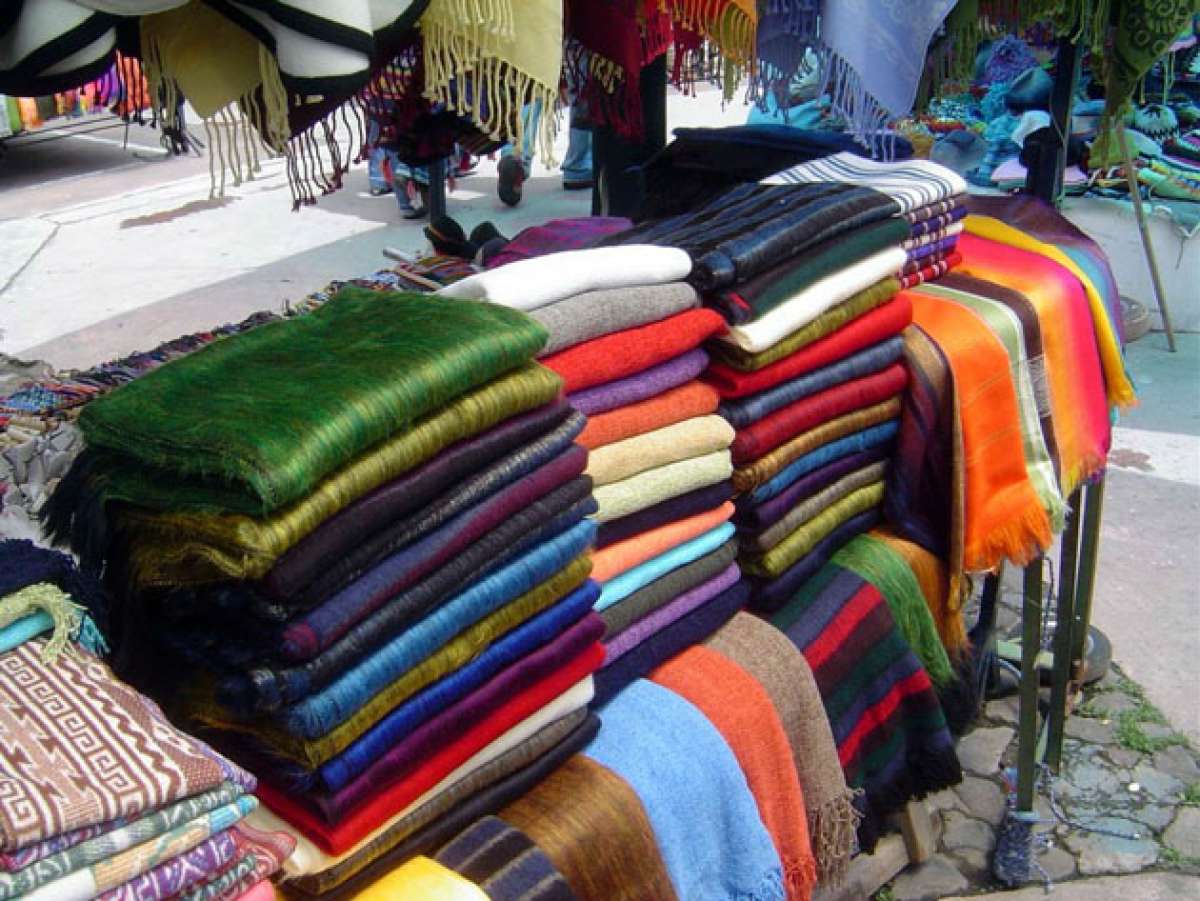 El Mercado Artesanal es uno de los atractivos de la capital frecuentado por turistas de todas partes del mundo. Foto: publicada en hoyenimbabura.com