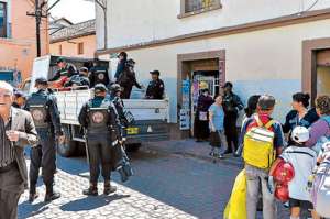 Comerciantes minoristas de la calle Quiroga, en el Centro Hist&oacute;rico, ayer no pudieron vender sus mercancias. Foto: Miguel Jim&eacute;nez / El Tel&eacute;grafo.