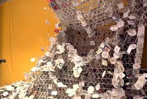 Una ni&ntilde;a ech&oacute; abajo accidentalmente una torre de 63.000 posavasos que se perfilaba a un R&eacute;cord Guinness.