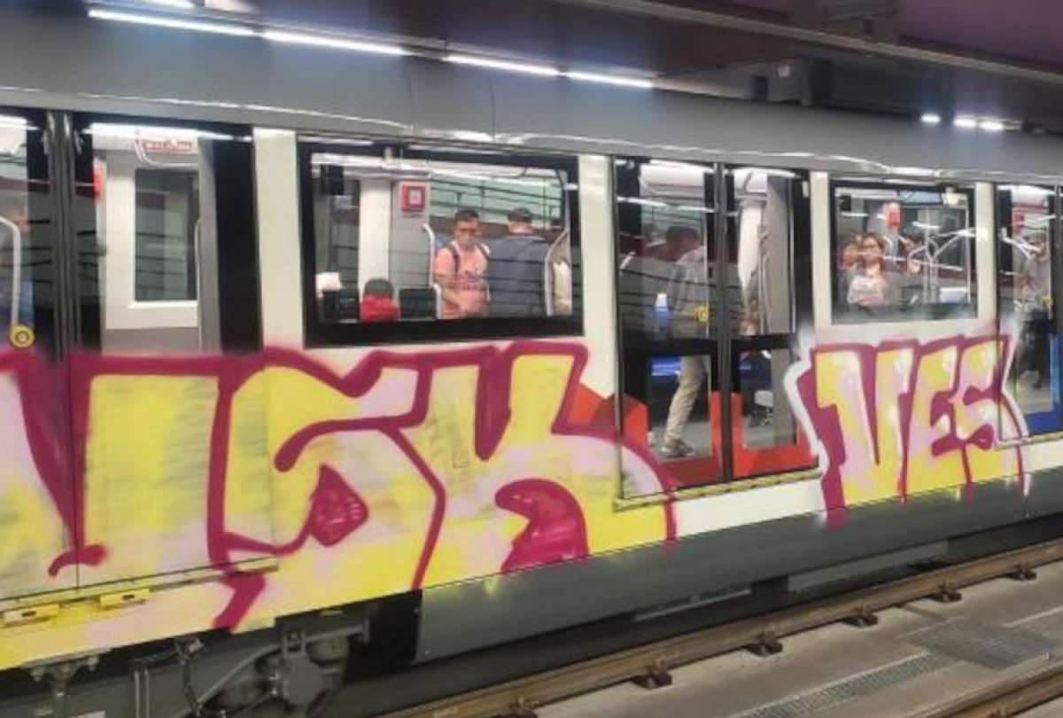 Uno de los trenes del Metro de Quito fue vandalizado por supuestos artistas urbanos.