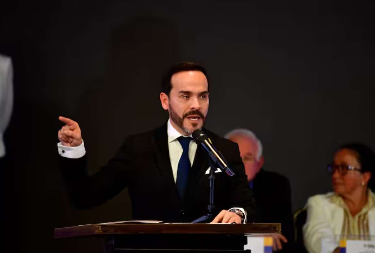 Abelardo de la Espriella suspendi&oacute; el proceso de transici&oacute;n presidencial con Gustavo Petro tras nuevas tensiones pol&iacute;ticas en Colombia.