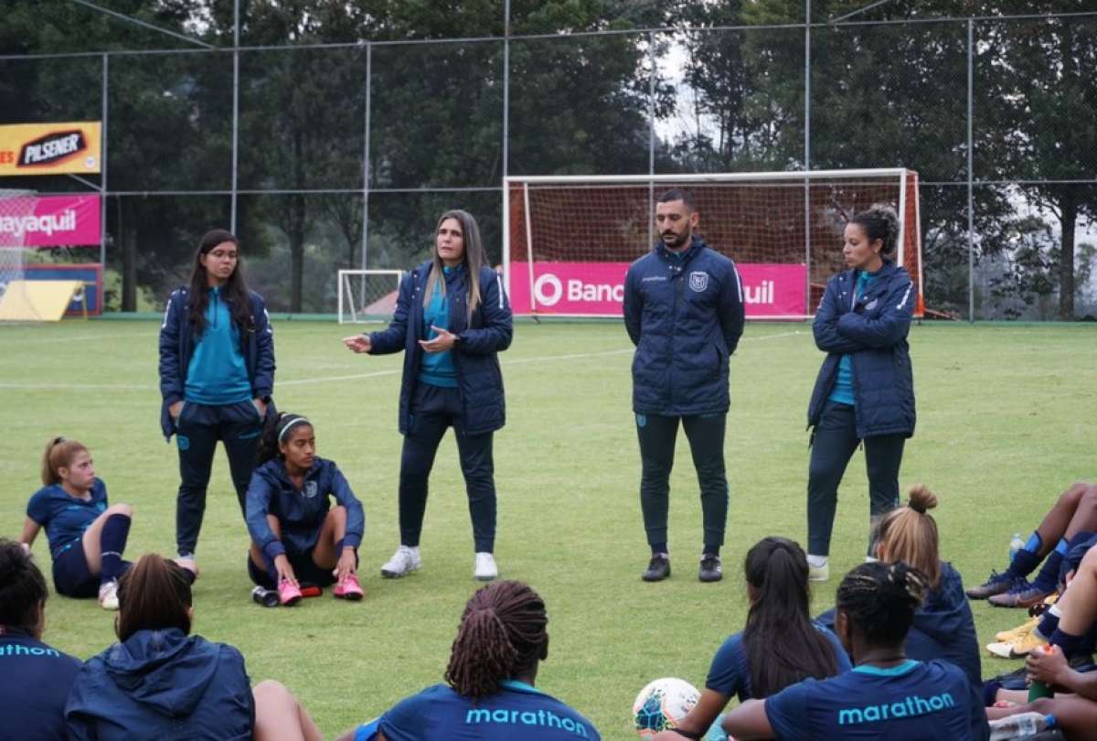 La DT Emily Lima (2&deg; desde la izq.) da instrucciones a las jugadoras en la Casa de la Selecci&oacute;n