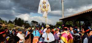 El prioste es el encargado de portar el estandarte de la fiesta, el cual simboliza la solemnidad y devoci&oacute;n de los pujilenses al Ni&ntilde;o.