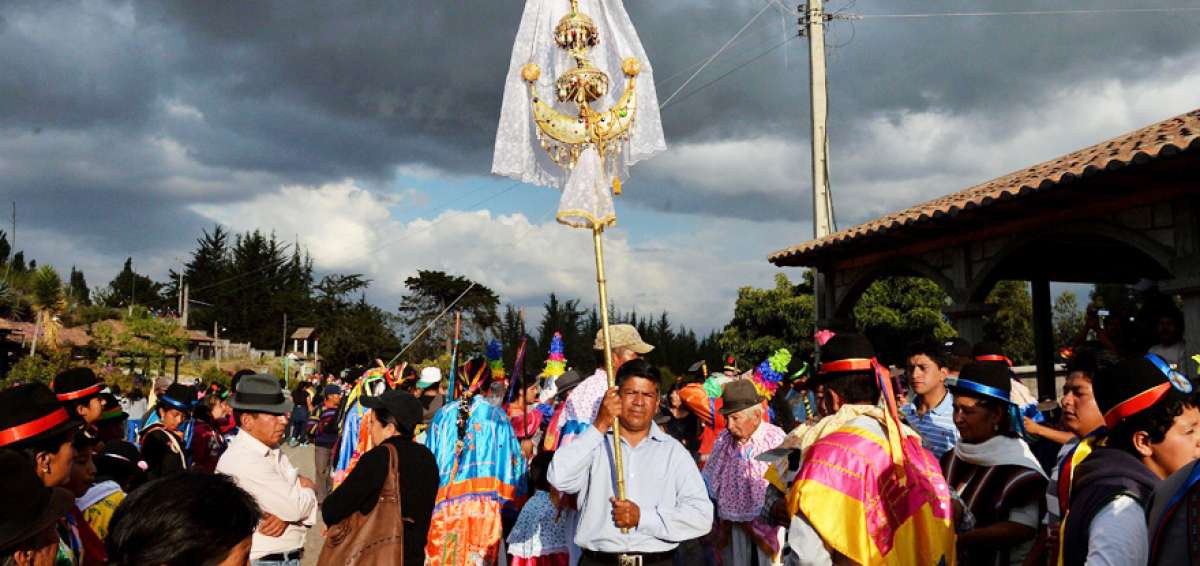 El prioste es el encargado de portar el estandarte de la fiesta, el cual simboliza la solemnidad y devoci&oacute;n de los pujilenses al Ni&ntilde;o.