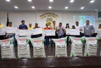 Pequeños productores de Manabí recibieron títulos de tierras, urea, créditos y certificados