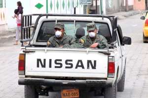 La ca&iacute;da de ceniza oblig&oacute; a la poblaci&oacute;n a utilizar mascarillas. Las autoridades activaron un plan de contingencia para precautelar la seguridad ciudadana. Foto:  Roberto Ch&aacute;vez.