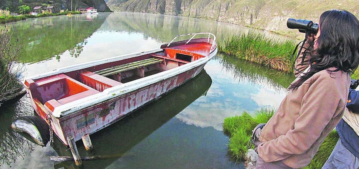 El uso de binoculares es importante, pues muchas aves se camuflan en la vegetaci&oacute;n o se sit&uacute;an en zonas altas.  En el cant&oacute;n Salcedo esta aventura de observaci&oacute;n empieza en la laguna de Yambo.
