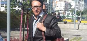 Fernando Villavicencio a su arribo a la Fiscal&iacute;a General del Estado, en Quito.