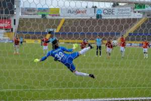 De tiro penalti, Armando Wila obtuvo su gol 20 en el torneo. El meta Hamilton Piedra no pudo atajar. Foto: Miguel Jim&eacute;nez / El Tel&eacute;grafo.