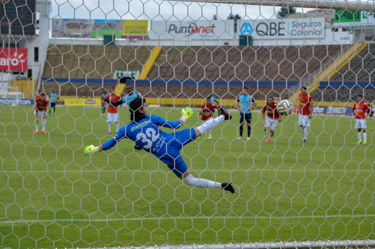 De tiro penalti, Armando Wila obtuvo su gol 20 en el torneo. El meta Hamilton Piedra no pudo atajar. Foto: Miguel Jim&eacute;nez / El Tel&eacute;grafo.