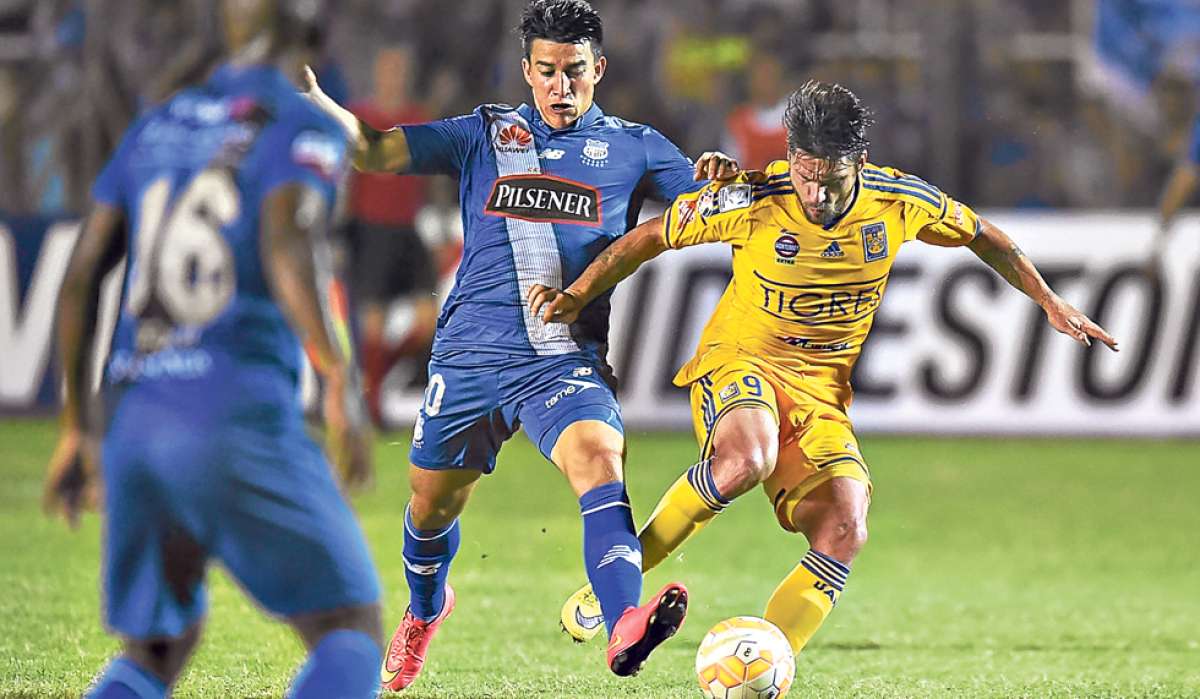 Fernando Gaibor (c), quien destac&oacute; en la ida ante Tigres, repetir&aacute; hoy como titular. El futbolista acompa&ntilde;ar&aacute; a Osbaldo Lastra y Pedro Qui&ntilde;&oacute;nez en la zona de recuperaci&oacute;n. Foto: AFP