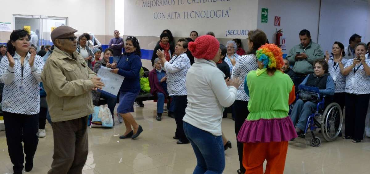 El voluntariado fusion&oacute; el D&iacute;a del Paciente y el de San Valent&iacute;n en una celebraci&oacute;n art&iacute;stica y musical. 