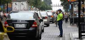 La avenida 9 de Octubre es una de las m&aacute;s conflictivas de la zona comercial del centro.
