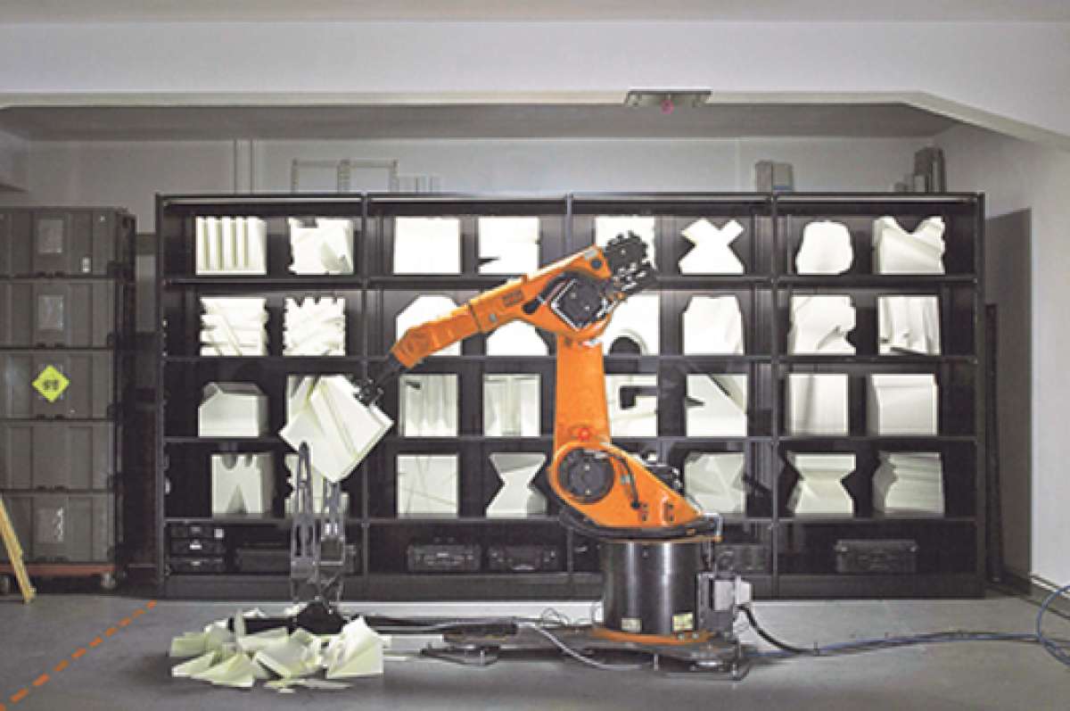 Robochop con sus brazos articulados modela grandes bloques de espuma, formando muebles o esculturas. Foto tomada de internet