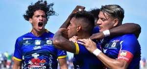 El volante argentino Sergio L&oacute;pez (c) celebra el gol que anot&oacute; en el estadio Jocay de Manta, junto a Williams Riveros (i) y el capit&aacute;n Carlos Garc&eacute;s.