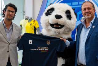El dirigente de la FEF, Nicolás Solines (izq.) y Tarcisio Granizo, director de WWF, hicieron oficial la firma del acuerdo.  