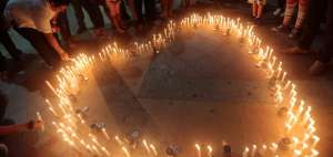 En la iglesia La Merced, en Portoviejo (Manab&iacute;), ciudadanos rindieron un homenaje p&oacute;stumo a las v&iacute;ctimas del terremoto. Encendieron velas colocadas en forma de coraz&oacute;n y elevaron globos.