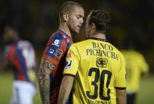 El uruguayo Claudio Rivero (izq.) durante un partido contra Barcelona. FOTO: &Aacute;lvaro P&eacute;rez / EL TEL&Eacute;GRAFO