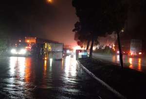 Cami&oacute;n se estrell&oacute; contra un &aacute;rbol y volc&oacute; en la avenida Sim&oacute;n Bol&iacute;var, al sur de Quito