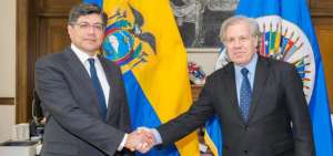 El pasado 12 de enero, Jos&eacute; Valencia (i) present&oacute; sus cartas credenciales a Luis Almagro, secretario general de la OEA, que lo acreditaban como embajador de Ecuador ante ese organismo con sede en Washington. 