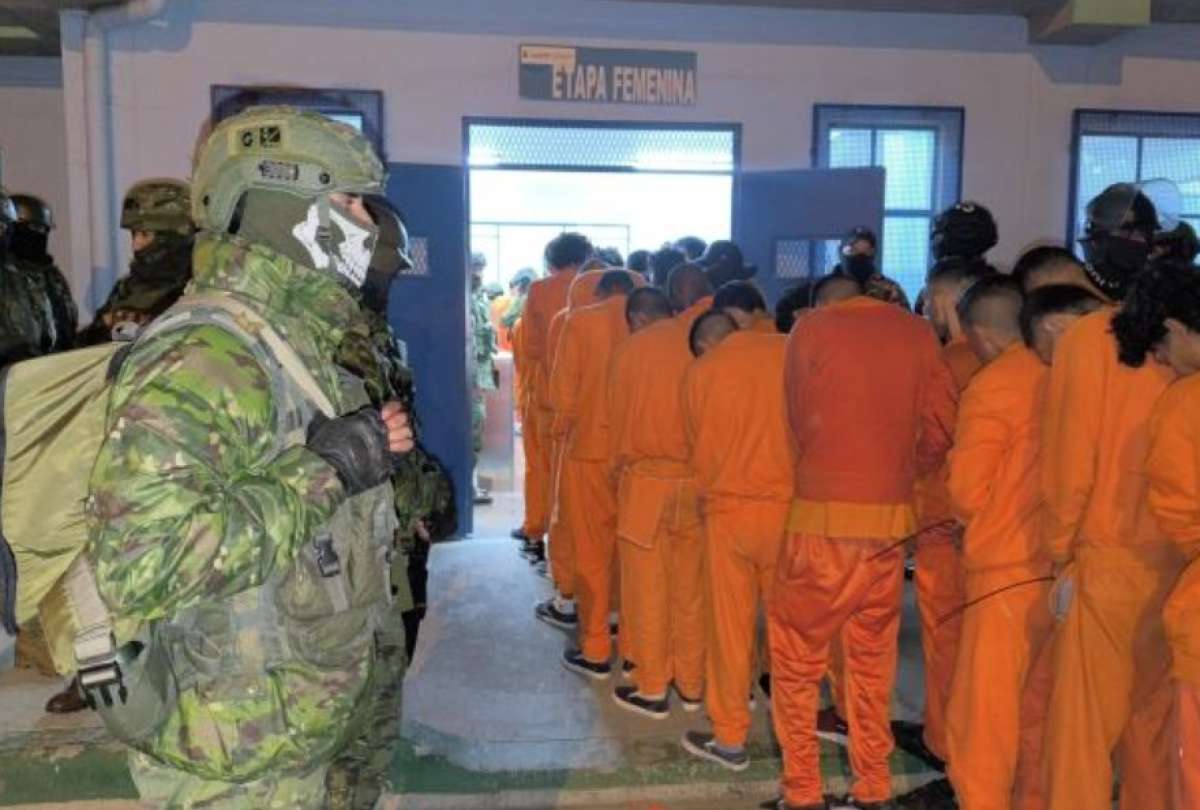 Fuerzas de seguridad participaron en el traslado de internos entre centros penitenciarios.